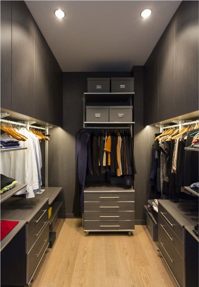 Espacioso vestidor del apartamento