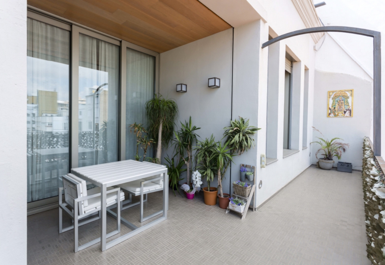 Terraza piso lujo alquiler Valencia | RIMONTGÓ Inmobiliaria